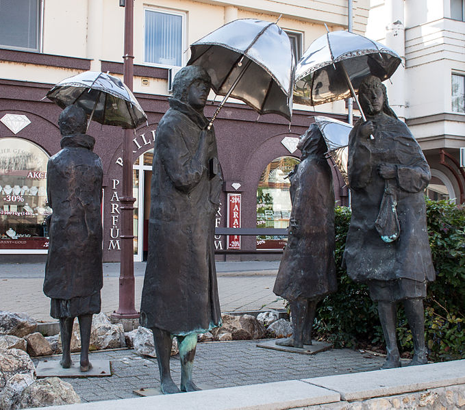 File:Sculpture of Imre Varga - Umbrellas.jpg