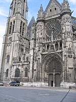 Senlis Kathedraal Transsept1.jpg