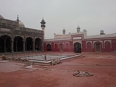 Shahi Mosque courtyard 1.jpg