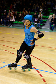 Fotografía en color de un jugador de roller derby con uniforme azul