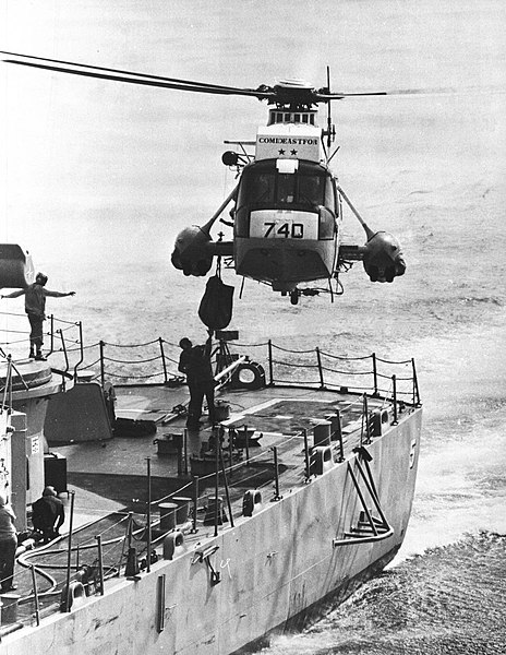 File:Sikorsky SH-3G Sea King delivers mail to USS Claude V. Ricketts (DDG-5), circa in 1979.jpg