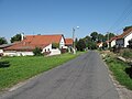 Čeština: Silnice ve směru Hořany ve Skramníkách. Okres Kolín, Česká republika. English: Road in heading to Hořany village in Srkamníky village, Kolín District, Czech Republic.