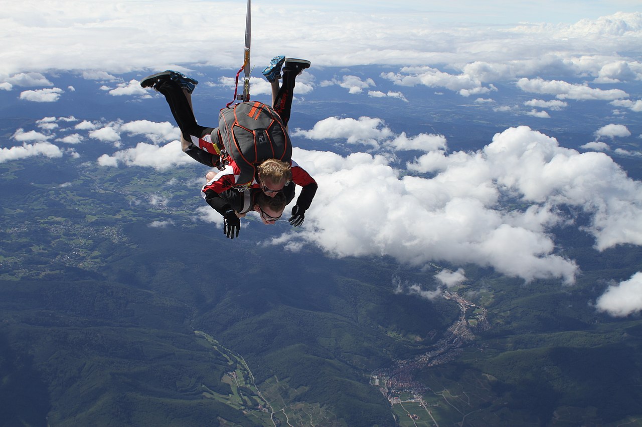 File:Skydiving France.jpg - Wikimedia Commons