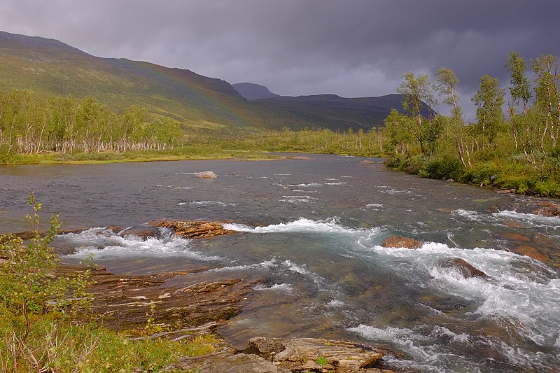 File:Small rapids in Bjøllåelva and a pale rainbow.jpg