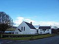 Aanzicht op de kerk vanaf de A850 (weg naar Uig)