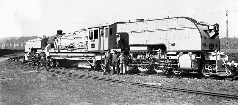 File:South Australian Railways 400 class Beyer-Garratt locomotive no 405 in builder's photo colour scheme, with crew, Raismes, 1953.jpg