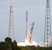 Dragon uzayaracı Falcon 9 v1.0 roketi üzerinde fırlatılırken
