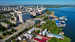 Вид с высоты, улица Кирова в центре снимка