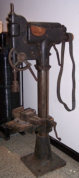 File:Ständerbohrmaschine mit Transmissionsantrieb.jpg