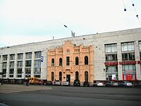 Фрагмент фасада старого здания Финляндского вокзала в Санкт-Петербурге, встроенный в новый корпус.