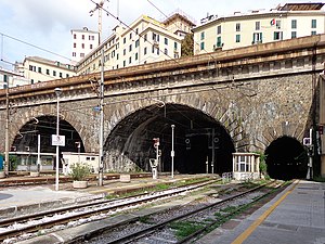 I portæ da Galerîa Traversàdda amiæ da-a staçión de Prìnçipe, a galerîa vêgia a l'é, tra e dôe prinçipæ, quélla in sciâ drîta