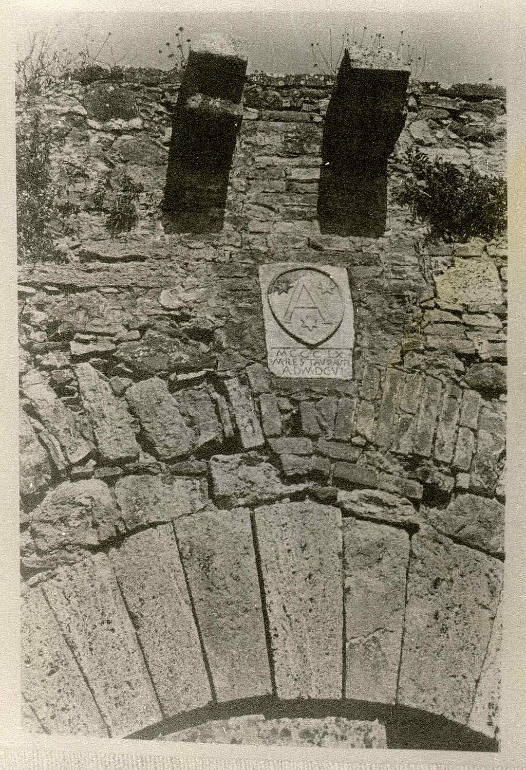 Stemma sull'arco di Vignoni (primaa del 1966)(San Quirico d'Orcia) Siena - Italia