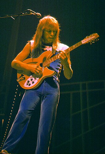 Yes steve. Стив хау гитарист. Стив хау гитарист в молодости. Стив Хоуи Yes. Steve Howe молодой.