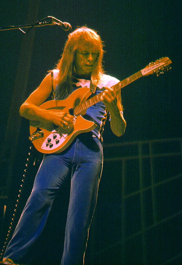 Howe playing with Yes in 1977
