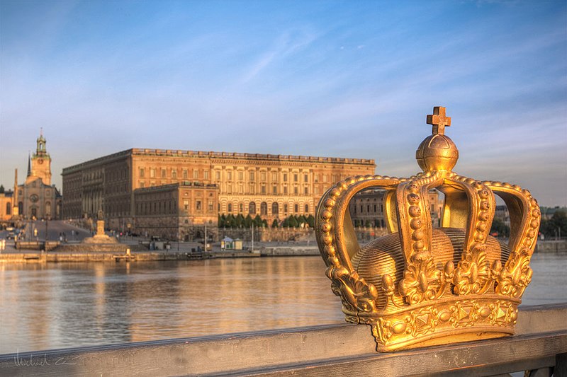 File:Stockholm Castle and crown.jpg