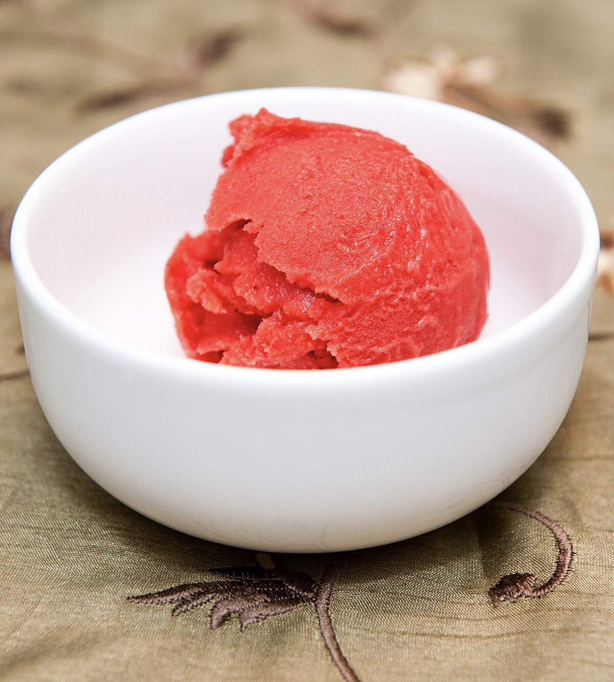 https://upload.wikimedia.org/wikipedia/commons/thumb/3/3f/Strawberry_sorbet_zoomed.jpg/1200px-Strawberry_sorbet_zoomed.jpg