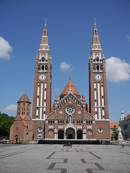 File:Szeged Kathedrale Unserer Lieben Frau Fassade 3.JPG