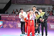 Deutsch: Tischtennis bei den Olympischen Jugendspielen 2018; Tag 9, 15. Oktober 2018; Mixed Medaillenzeremonie - Gold: Yingsha Sun & Wang Chuqin (CHN), Silber: Miu Hirano & Tomokazu Harimoto (JPN), Bronze: Su Pei-ling & Lin Yun-ju (TPE)); Medaillen-Verleiher: IOC member Ryu Seung-minu (KOR), Maskottchen-Verleiher: ITTF Vice-Presiden Nestor Tenca (ARG) English: Table tennis at the 2018 Summer Youth Olympics at 15 October 2018 – Mixed Medal Ceremony - Gold: Yingsha Sun & Wang Chuqin (CHN), Silver: Miu Hirano & Tomokazu Harimoto (JPN), Bronze: Su Pei-ling & Lin Yun-ju (TPE)); Medal presenter: IOC member Ryu Seung-minu (KOR), Mascot presenter: ITTF Vice-Presiden Nestor Tenca (ARG)