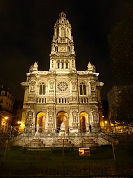 Église de la Sainte-Trinité de nuit.