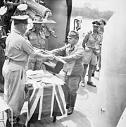 La cerimonia ufficiale di resa dei giapponesi alle forze australiane a bordo dell'HMAS Kapunda a Kuching, nel Regno del Sarawak, l'11 settembre 1945