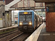 Train de la ligne V prêt à partir en gare de Massy-Palaiseau.jpg