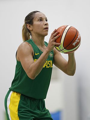 Treinamento da equipe brasileira de basquete feminino (28092659844).jpg