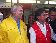 Castañeda und der damalige peruanische Präsident Alejandro Toledo in der Tren Urbano (2005)