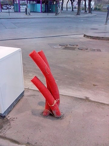 Cables Eléctricos De Colores Que Salen De Una Caja De Empalmes Abierta,  Durante La Renovación De Un Apartamento. Cables Eléctricos Que Salen De  Tubos Corrugados Dentro De La Caja De Empalmes Colocada