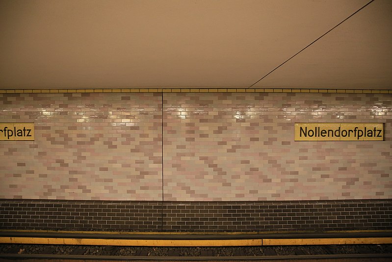 File:U-Bahnhof (U4) Nollendorfplatz -Namensschild (26564692430).jpg