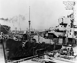 USS Deede (DE-263) 1945 yil 21-mayda San-Frantsisko dengiz kemasi zavodida (NH 91593) .jpg