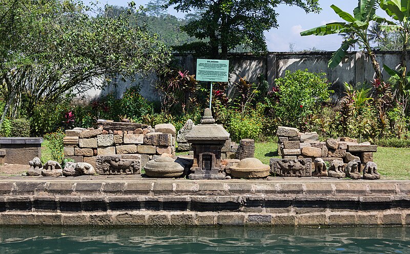 File:Umbul Temple, ruins of stupa(?), 2014-06-20.jpg