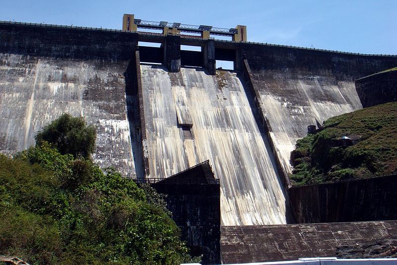 File:Upper sholayar dam spillway.jpg