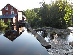 Urpalanjokea Joutsenkosken myllyn kohdalla.