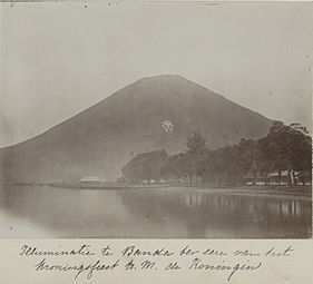 De vulkaan Banda Api, versierd naar aanleiding van de huldiging van Koningin Wilhelmina in 1898
