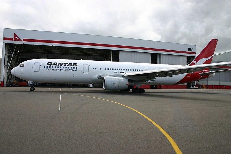 File:VH-ZXC Boeing 767 Qantas (8337398367).jpg