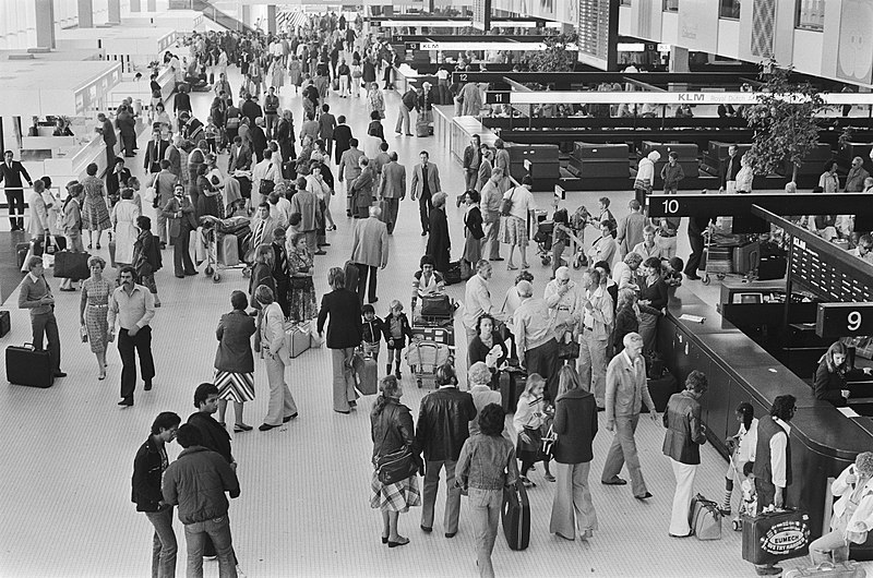 File:Vakantie-uittocht drukte op Schiphol, Bestanddeelnr 929-8184.jpg