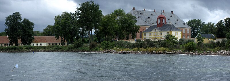 File:Valdemars Slot - view from pier.jpg