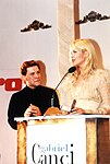 Valeria Mazza y Gabriel en la conducción de "Alta Costura 98" en 1998.