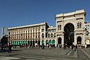 Veduta dei portici settentrionali e dell'ingesso della Galleria Vittorio Emanuale, piazza del Duomo, Mllano.jpg