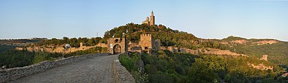 Tsarevets, uma fortaleza medieval situada em uma colina de mesmo nome em Veliko Tarnovo, norte da Bulgária. (definição 4 264 × 1 232)