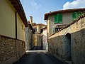 Via della Chiesa e igreja paroquial.