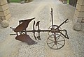 895) Une vieille charrue rouillée, Dordogne. 4 octobre 2011