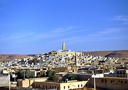 Le minaret de la Grande mosquée dominant la vieille cité de Ghardaïa
