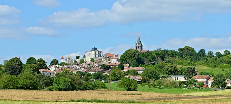 File:Villebois-Lavalette 16 Village vue ouest 2013.jpg