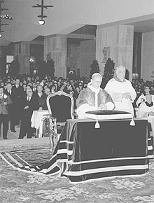Visita di Paolo VI alla parrocchia di San Pio X in Roma (16 febbraio 1964) - Papa in preghiera.jpg