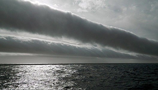 Низа на волутусни облаци над морето во Дрејковиот Премин на Јужниот океан