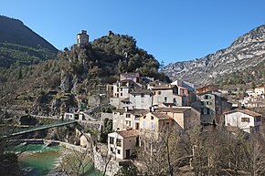 Vue du village de Roquestéron-Grasse et de l'Estéron depuis la route de Nice.JPG