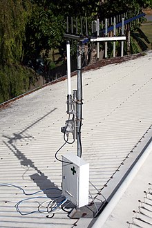A rooftop 1 watt Wi-Fi amp, feeding a simple vertical antenna on the left. WIFI Amp Setup.JPG