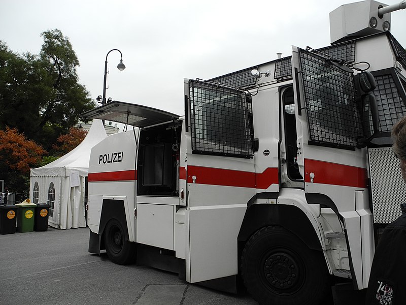 File:Wasserwerfer Wiener Polizei (8125726328).jpg