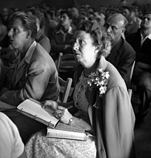 Audience at a Dianetics lecture Woman taking notes at Dianetics seminar in Los Angeles in 1950.jpg